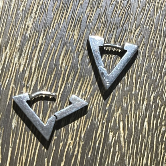 Small 925 Sterling Silver Triangular Earrings - Picture 1 of 4